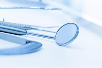 訪問歯科をイメージした歯科器具の画像