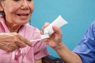 誤嚥性肺炎予防のために口腔ケアに取り組む高齢女性