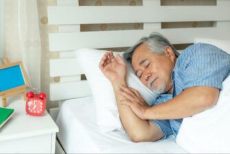誤嚥性肺炎を放置してしまい寝込む高齢男性