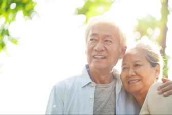肩を寄せ合う老夫婦の画像