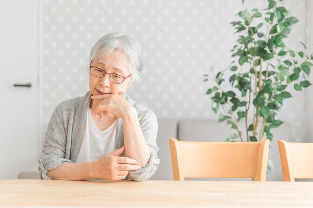 日常生活でできる誤嚥性肺炎の対処法について考える高齢女性