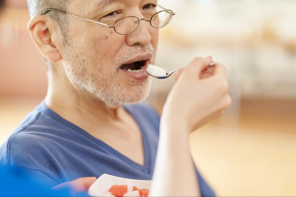 食べ物を使用した直接訓練(接触訓練)中のシニア男性の画像