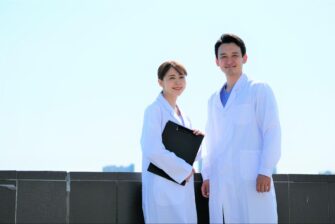 女性医師と男性医師の画像