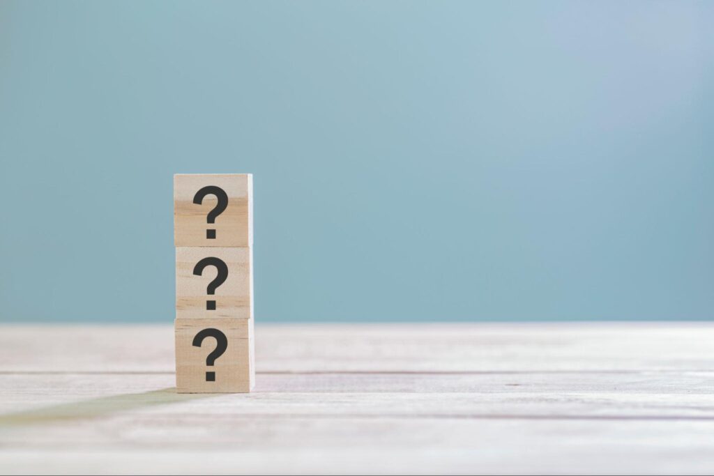 「誤嚥性肺炎を放置するとどうなる?」という疑問をイメージしたはてなマークの画像