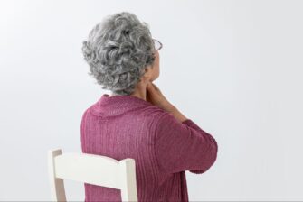 喉元を抑えるシニア女性