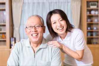 訪問歯科スタッフと笑顔の高齢男性