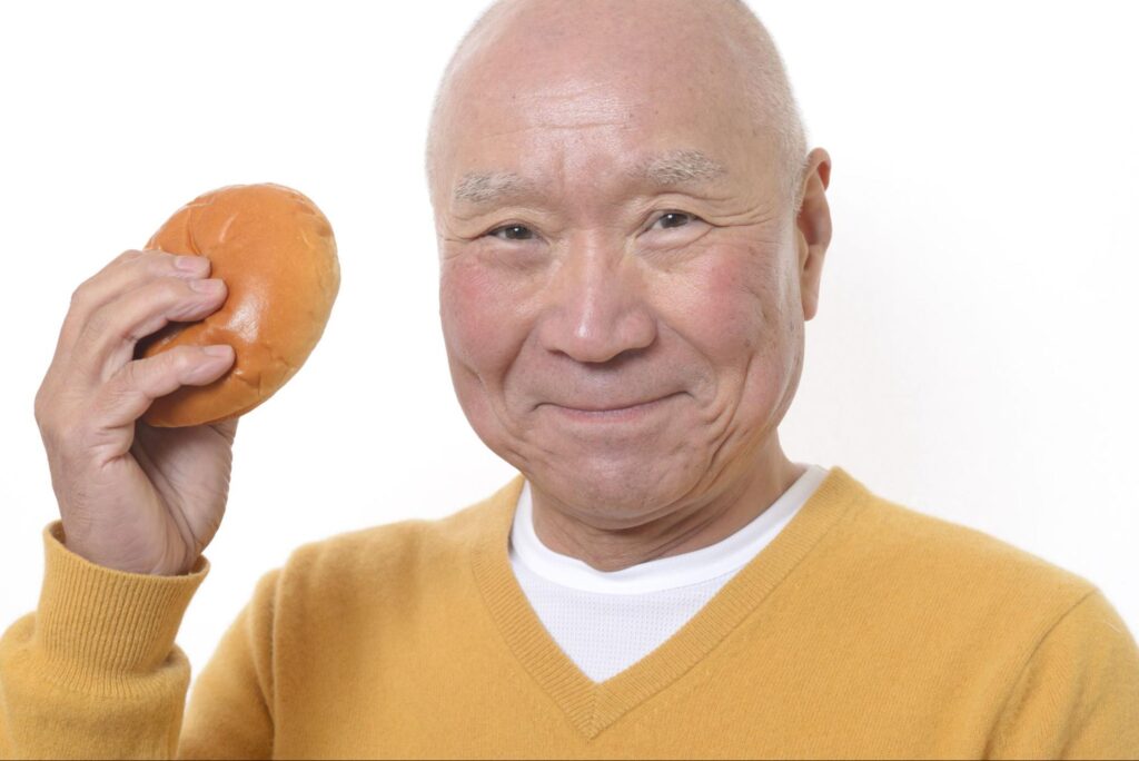 パンを持つ高齢男性