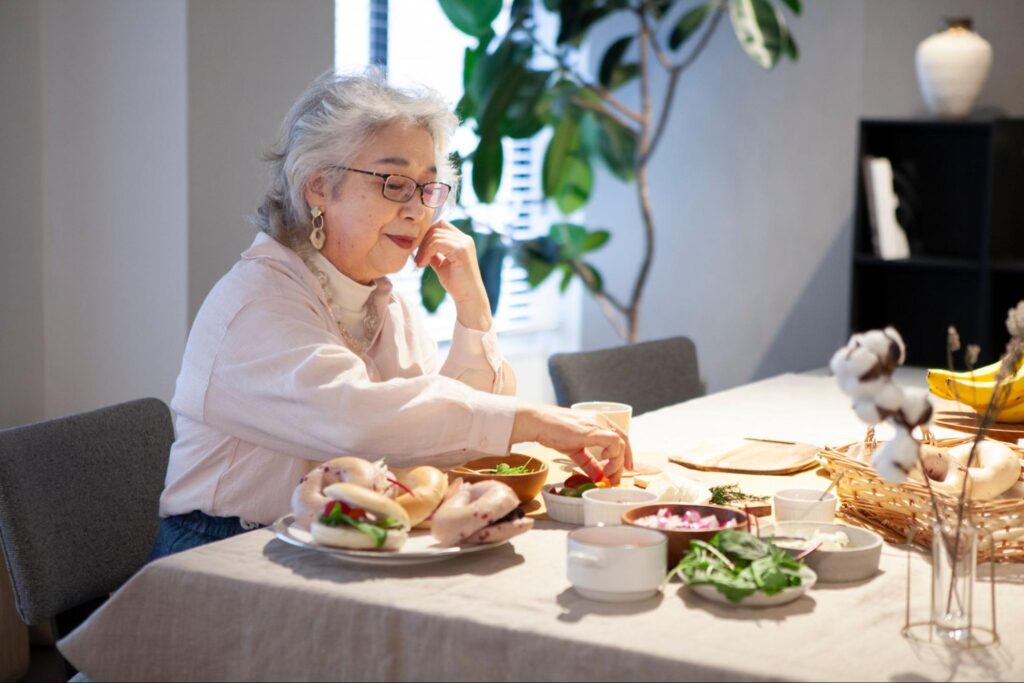 食事中の高齢男性