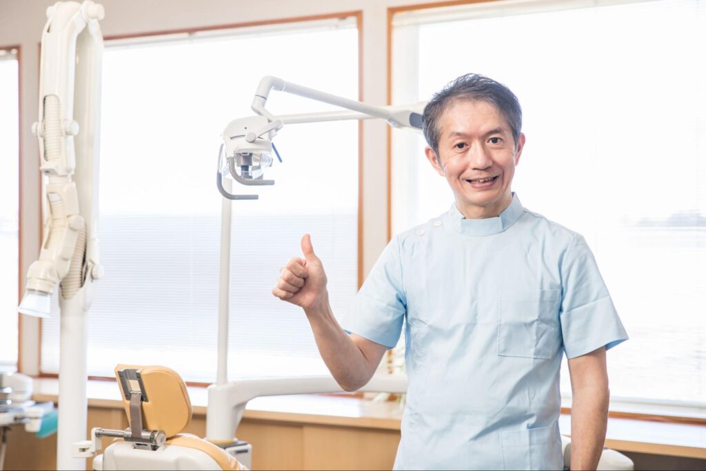 抜かなくて良い親知らずについて説明する男性医師