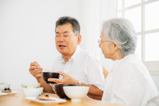 食事中の高齢夫婦