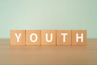 youthと書かれた木製ブロック