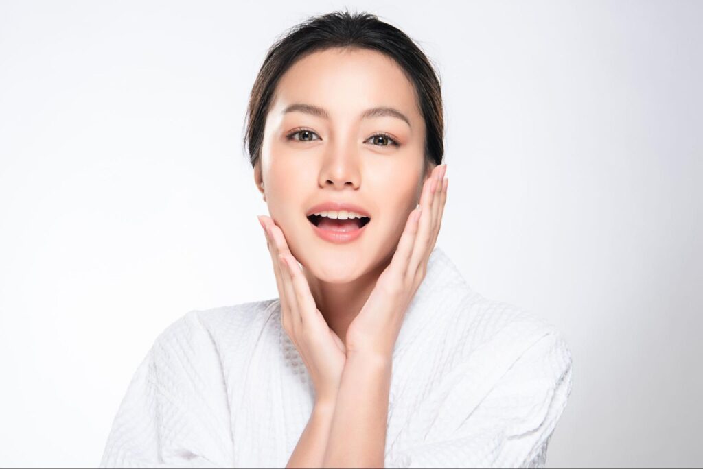 頬に手を添えている笑顔の女性