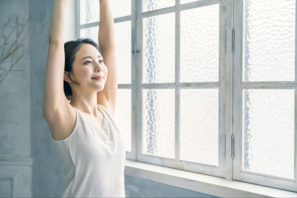顎関節症のための生活習慣改善に取り組む女性