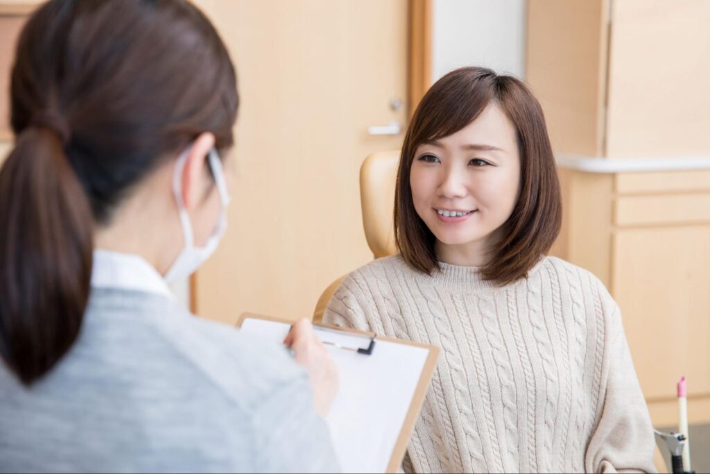 病院で顎関節症の治療を受ける女性