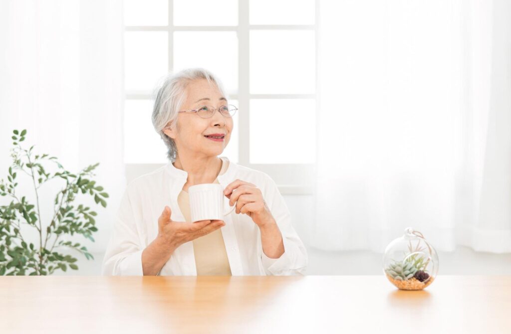 飲み物を飲む高齢女性