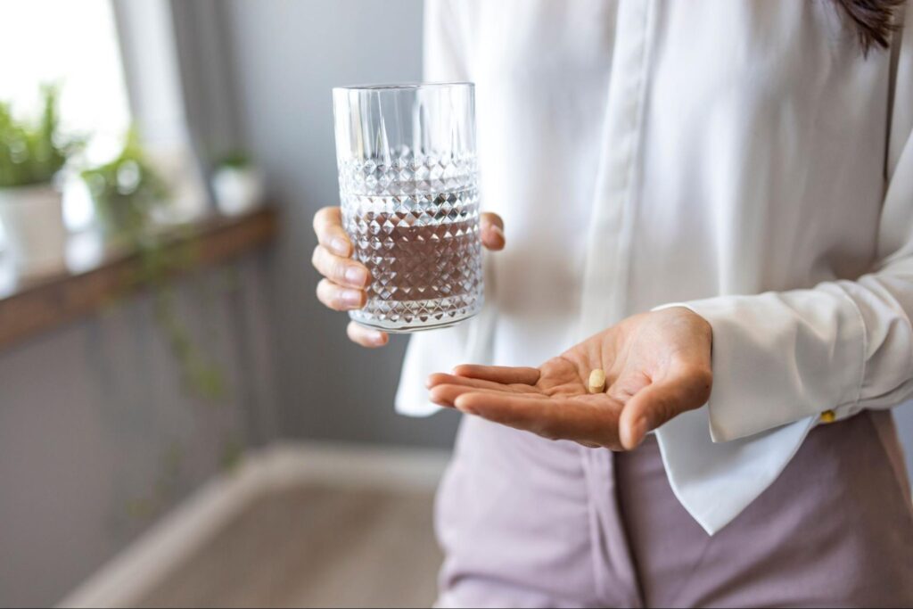 親知らずが痛くて鎮痛剤を飲もうとしている女性