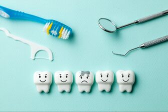 デンタルケアグッズと歯科医療器具、虫歯の歯と健康な歯