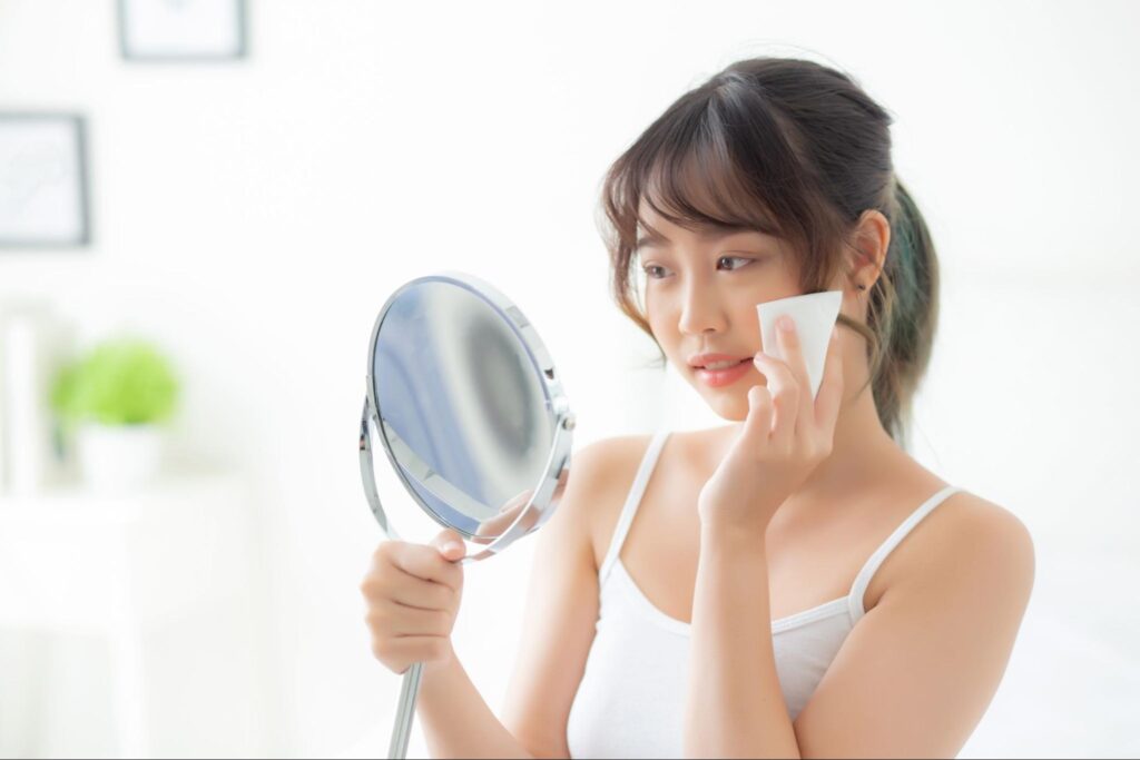 抜歯後に血が止まらず冷やしている女性