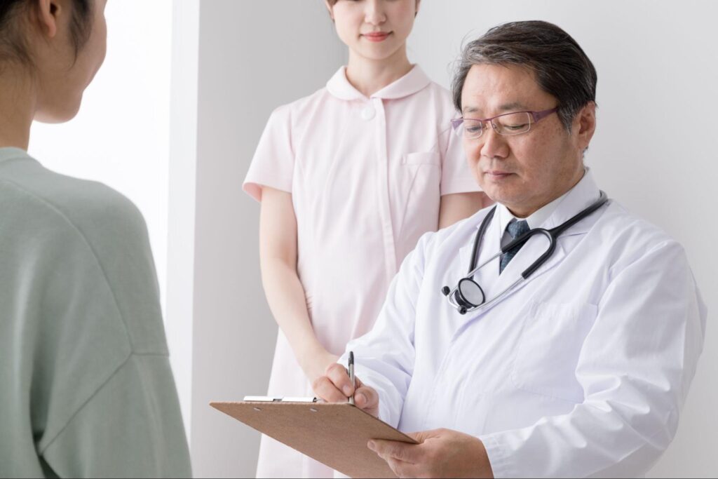 患者さんに摂食嚥下障害について説明する男性医師