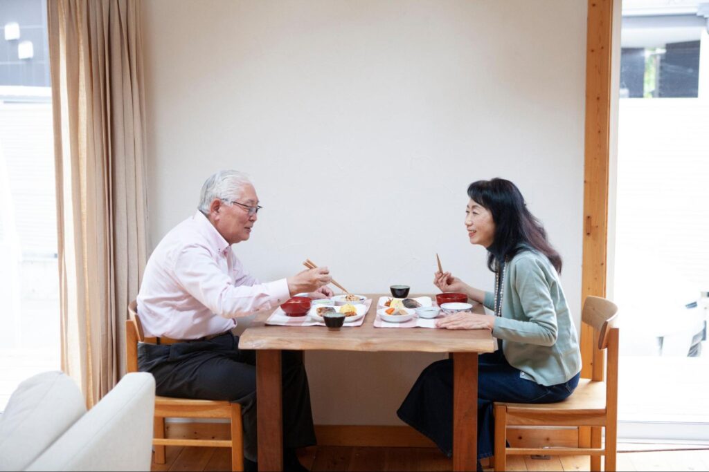 食事中の高齢夫婦の画像