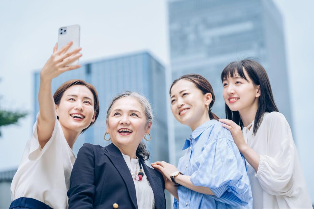 さまざまな年代の4人の女性が自撮りしている場面