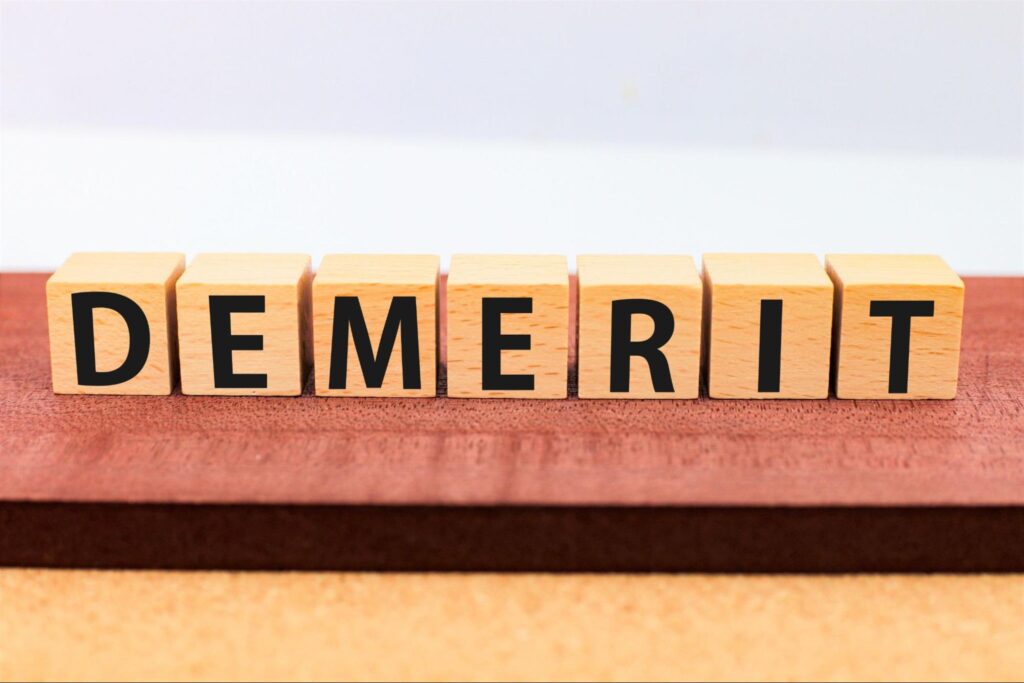 DEMERITと書かれた木製ブロック