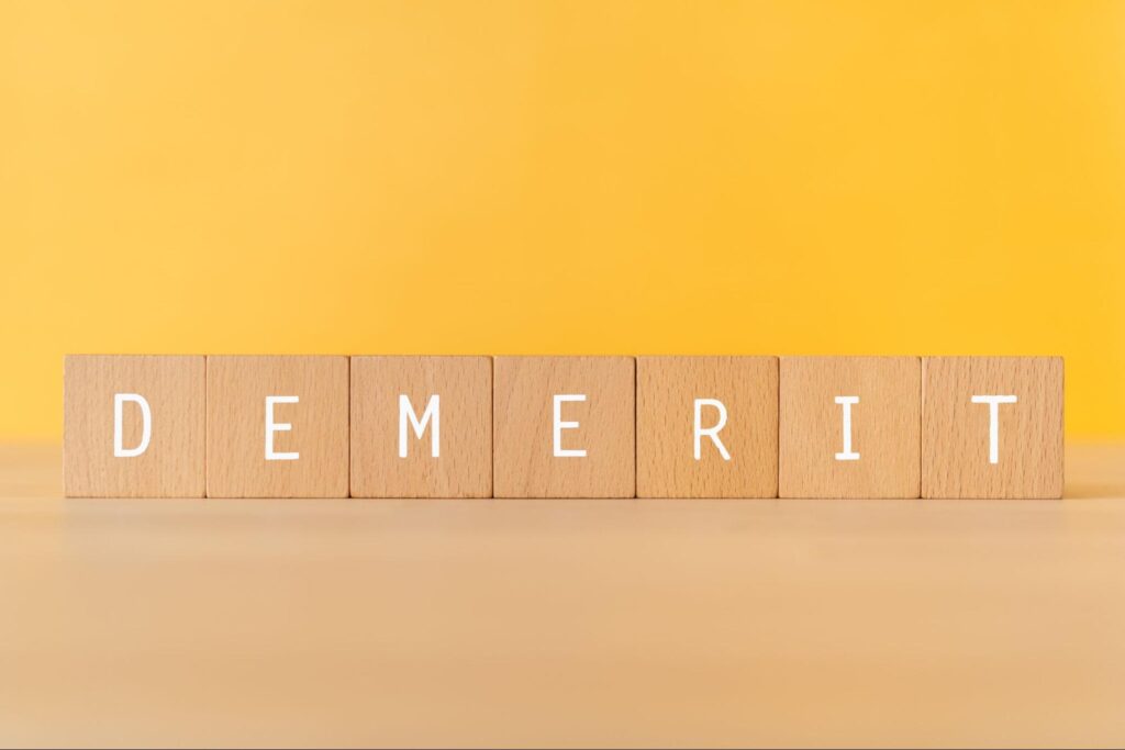 DEMERITと書かれた木製ブロック