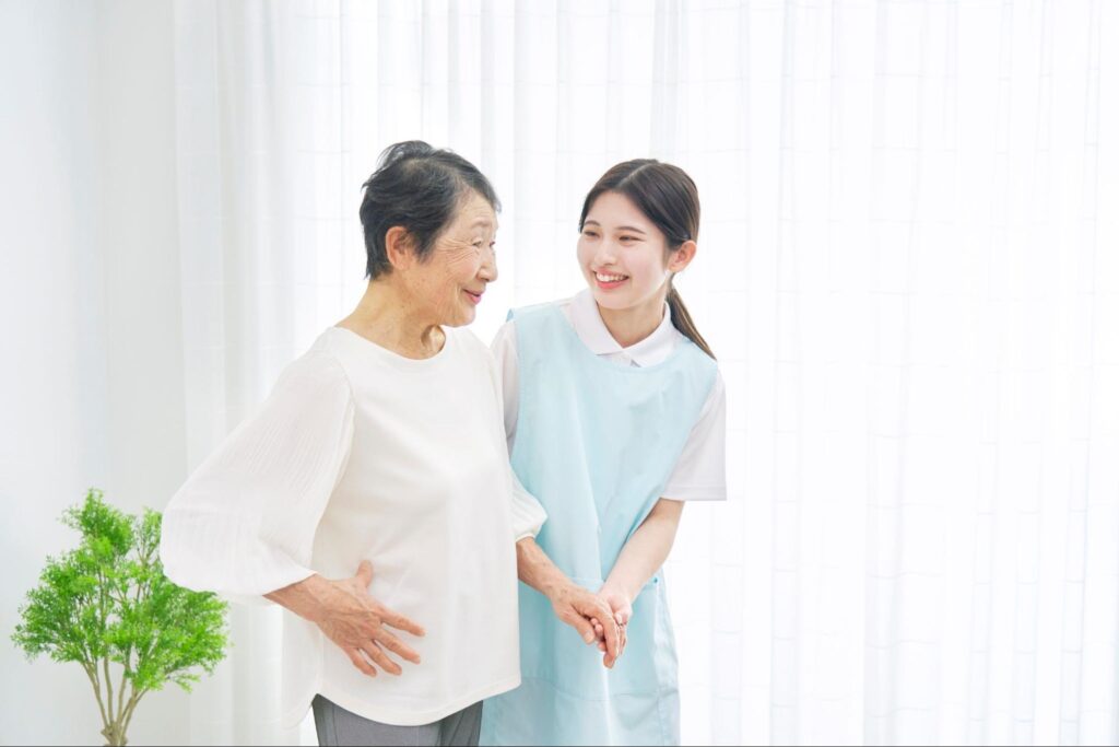 訪問歯科スタッフと高齢女性の画像