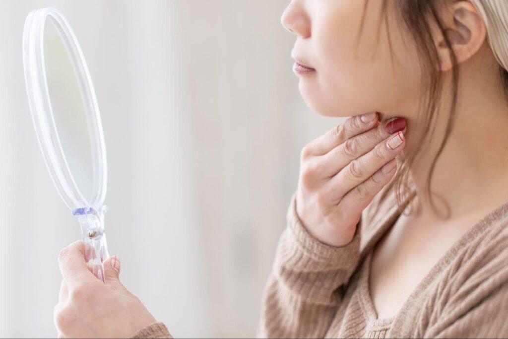顔の大きさを気にして鏡を見る女性