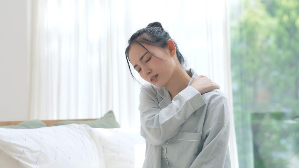 親知らずによる肩こりに悩まされている女性