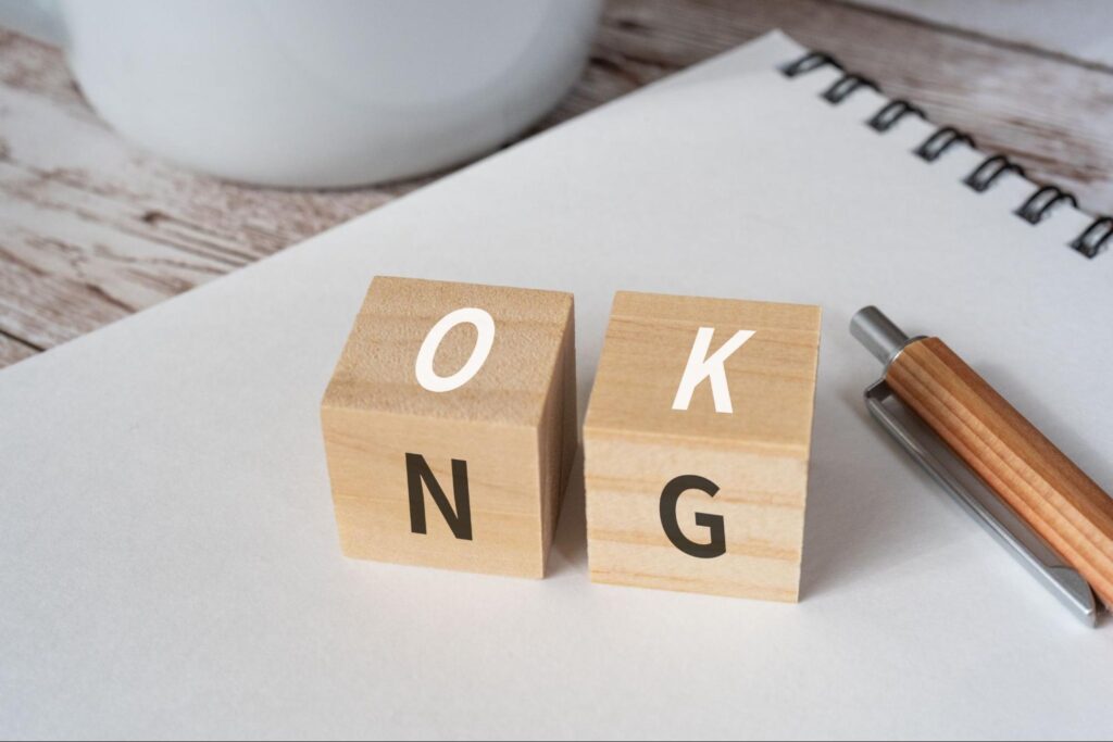 OKとNGと書かれた木製ブロック