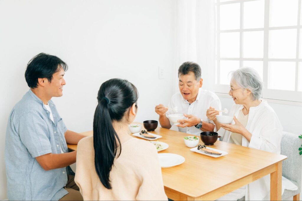 食事中の家族(夫婦と老夫婦)