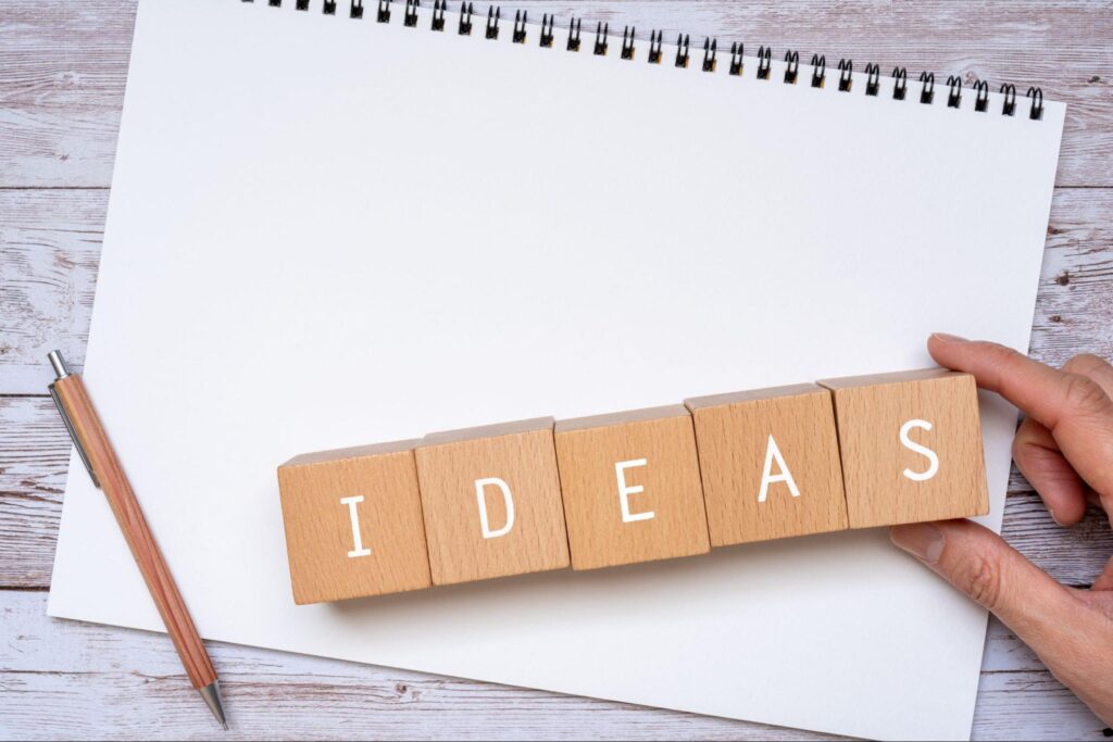 IDEASと書かれたブロックとスケッチブック、シャーペン