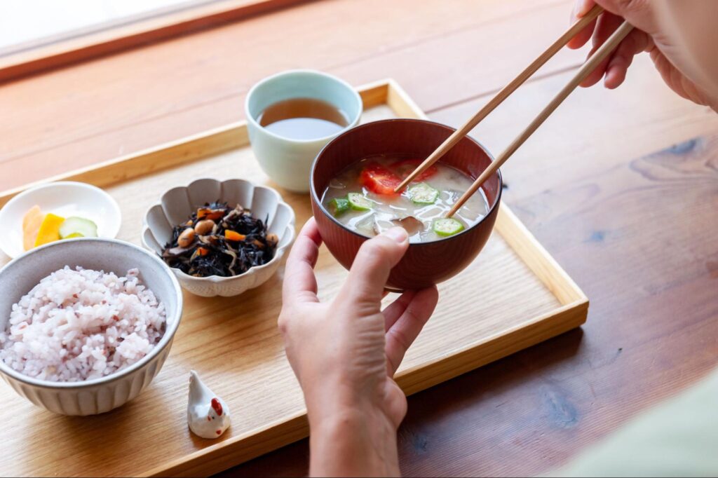 食事中の手元