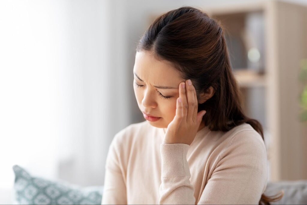 親知らずによる頭痛がありつらそうにしている女性