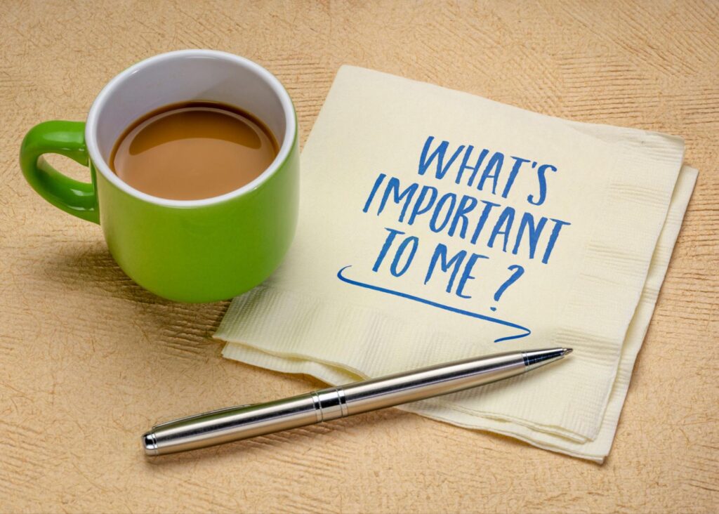 what's important to me?と書かれた紙とペン、飲み物